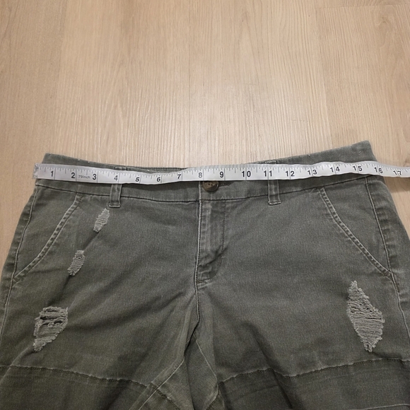 American Eagle Green Distressed Low Rise Y2K Grunge Streetwear Shorts Size 8 - Picture 3 of 9
